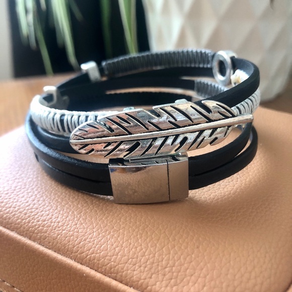 Magnetic clip, multi-wrap, leather bracelet with leaf, celtic knot & star charms - Picture 3 of 6